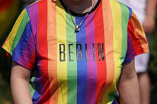 Jörg Carstensen/dpa | Darf das Regenbogennetzwerk des Bundestags am Christopher Street Day in Berlin teilnehmen? Darüber wird in scharfen Worten gestritten. (Archivbild)
