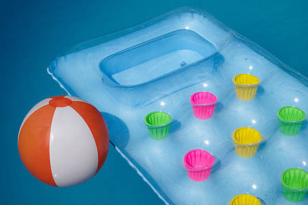 Pool mit Luftmatratze und Wasserball