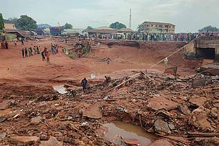 Chenemi Bamaiyi/AP/dpa | Große Zerstörungen durch eine Unwetterflut im nigerianischen Mokwa.