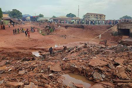 Chenemi Bamaiyi/AP/dpa | Große Zerstörungen durch eine Unwetterflut im nigerianischen Mokwa.
