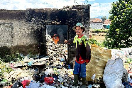 Carola Frentzen/dpa | In ländlichen Gebieten Südostasiens gibt es kaum Müllabfuhr oder Recycling. Viele Anwohner verbrennen den Müll selbst in kleinen Verschlägen.