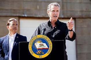 Noah Berger/AP/dpa | Kaliforniens Gouverneur Gavin Newsom hält das Vorgehen der Trump-Regierung für illegal. (rechtswidrig)