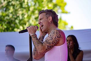 Joshua Stanyer/SOPA Images via ZUMA Press Wire/dpa | «Ich freue mich schon jetzt darauf, diesen Song in den kommenden Jahren bei einigen meiner Lieblingsturniere live zu performen», sagt Robbie Williams über die Fifa-Hymne «Desire». (Archivbild)