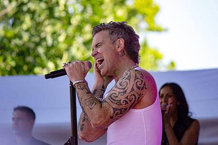 Joshua Stanyer/SOPA Images via ZUMA Press Wire/dpa | «Ich freue mich schon jetzt darauf, diesen Song in den kommenden Jahren bei einigen meiner Lieblingsturniere live zu performen», sagt Robbie Williams über die Fifa-Hymne «Desire». (Archivbild)