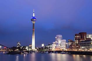 Maja Hitij/dpa/dpa-tmn | Der Rheinturm prägt die Düsseldorfer Skyline. (Archivbild)