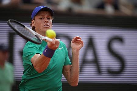 Christophe Ena/AP/dpa | Jannik Sinner ist in Paris einfach unaufhaltsam. Auch Novak Djokovic kann ihn nicht stoppen.