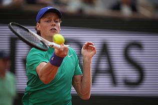 Christophe Ena/AP/dpa | Jannik Sinner ist in Paris einfach unaufhaltsam. Auch Novak Djokovic kann ihn nicht stoppen.
