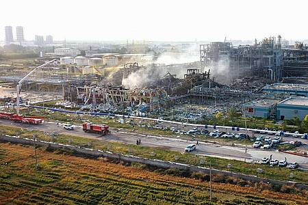 -/XinHua/dpa | Die Feuerwehr war mit mehr als 200 Helfern vor Ort.