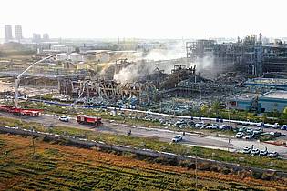 -/XinHua/dpa | Die Feuerwehr war mit mehr als 200 Helfern vor Ort.