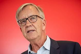 Michael Kappeler/dpa | Der Innenminister müsse einen Plan gegen Gewalt vorlegen, meint der Linken-Politiker Dietmar Bartsch. (Archivbild)