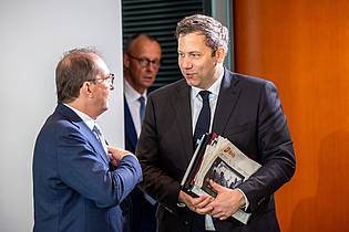 Michael Kappeler/dpa | Finanzminister Klingbeil hat sein erstes Gesetz durchs Kabinett gebracht. 