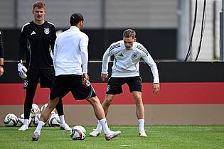 Federico Gambarini/dpa | Abschlusstraining auf Top-Rasen: Florian Wirtz (r), Leroy Sané (M) und Torwart Alexander Nübel. 