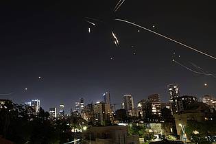 Oded Balilty/AP/dpa | Israel Luftabwehr ist auch in der Nacht aktiv.  