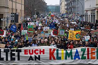 Monika Skolimowska/dpa | Die EU will bis Ende des Jahrzehnts eine Reduzierung der Treibhausgasemissionen um 55 Prozent. (Archivbild)