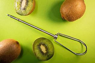 Christin Klose/dpa-tmn | Lässt sich eine Kiwi mit einem Rührbesen-Aufsatz einfach schälen und in Stückchen teilen?