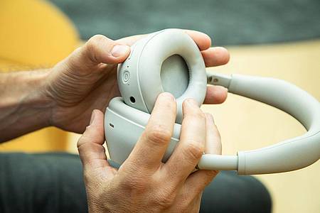Christin Klose/dpa-tmn | Ein großer und gut erfühlbarer Ein-/Ausschalter und daneben der Knopf für die Audiomodi: Sonys Kopfhörer WH-1000XM6 lässt sich auch ohne Hinsehen gut bedienen.