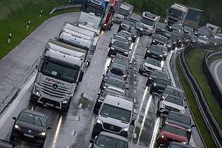 Stefan Puchner/dpa | Volle Fahrbahnen auf der A8 in Richtung Süden. 
