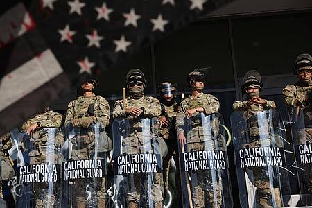Gabrielle Lurie/San Francisco Chronicle/AP/dpa | Soldaten der Nationalgarde beschützen in Los Angeles Einrichtungen des Bundes - und schon bald ihre Zahl verdoppelt werden.