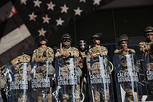 Gabrielle Lurie/San Francisco Chronicle/AP/dpa | Soldaten der Nationalgarde beschützen in Los Angeles Einrichtungen des Bundes - und schon bald ihre Zahl verdoppelt werden.