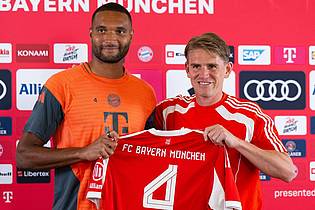 Sven Hoppe/dpa | Jonathan Tah (l) und Sportdirektor Christoph Freund. Der Nationalspieler wird beim FC Bayern im Trikot mit der Nummer vier auflaufen.