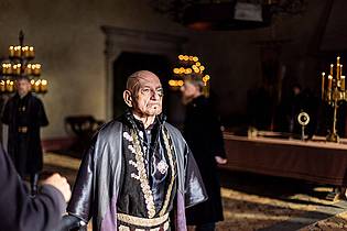 -/SquareOne Entertainment /dpa | Ben Kingsley als König Albrecht in einer Szene des Films.
