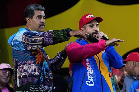Ariana Cubillos/AP/dpa | Venezuelas autoritärer Präsident Nicolás Maduro (links) will mit den Wahlen seine Macht zementieren. (Archivbild)