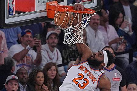 Frank Franklin II/AP/dpa | New Yorks Center Mitchell Robinson bewies seine Stärke als Abräumer unter den Körben.