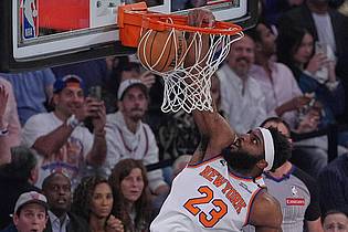 Frank Franklin II/AP/dpa | New Yorks Center Mitchell Robinson bewies seine Stärke als Abräumer unter den Körben.
