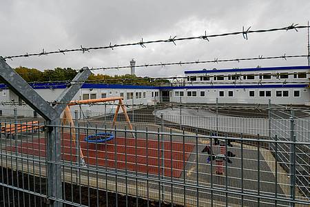 Axel Heimken/dpa | Ausreisegewahrsam wird angeordnet, wenn die Ausreisefrist abgelaufen ist und zu erwarten ist, dass der Ausreisepflichtige die Abschiebung erschweren oder verhindern wird. (Archiv)