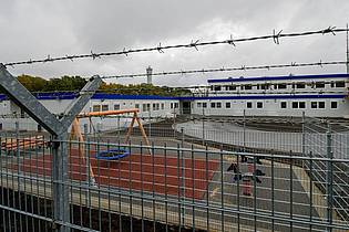 Axel Heimken/dpa | Ausreisegewahrsam wird angeordnet, wenn die Ausreisefrist abgelaufen ist und zu erwarten ist, dass der Ausreisepflichtige die Abschiebung erschweren oder verhindern wird. (Archiv)