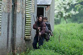 -/Sony/dpa | Jamie (Aaron Taylor-Johnson) erkundet mit seinem Sohn Spike (Alfie Williams) das Festland, wo es vor Infizierten wimmelt.