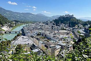 Anita Arneitz/dpa-tmn | Festspielstadt schlechthin: Ausblick vom Mönchsberg auf Salzburg. (Archivbild)