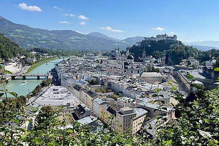 Anita Arneitz/dpa-tmn | Festspielstadt schlechthin: Ausblick vom Mönchsberg auf Salzburg. (Archivbild)
