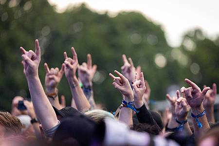 Daniel Karmann/dpa | Die Rettungskräfte haben in diesem Jahr deutlich mehr Einsätze - eben weil deutlich mehr Menschen auf dem Festival sind. 