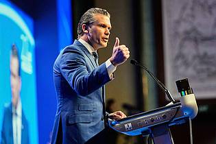 Anupam Nath/AP/dpa | Hegseth richtet klare Worte an China.