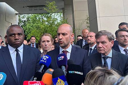 Christiane Oelrich/dpa | Außenminister Johann Wadephul (r-l) und die Außenminister von Frankreich, Jean-Noël Barrot, und Großbritannien, David Lammy, am Freitag in Genf.
