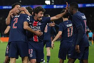 Thibault Camus/AP/dpa | Spieler von Paris Saint-Germain jubeln über ihr Tor gegen den FC Arsenal.