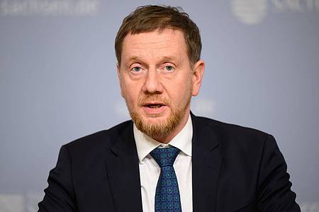 Robert Michael/dpa | Die Länder seien sich einig in ihrer Forderung nach Ersatz ihrer Kosten, sagt der Vorsitzende der Ministerpräsidentenkonferenz, Michael Kretschmer. (Archivbild)