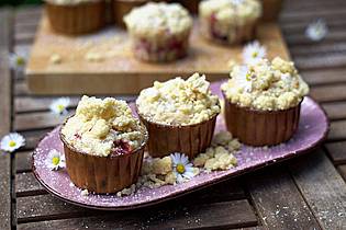 Mareike Pucka/biskuitwerkstatt.de/dpa-tmn | Erdbeeren, Buttermilch und knackige Schokostückchen verstecken sich im Inneren der Muffins, Knusper-Streusel bilden die Krone.