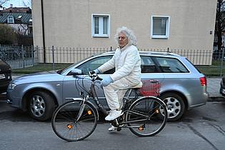Felix Hörhager/dpa | Langhans fährt gerne Fahrrad, hier in München-Schwabing. (Archivbild)