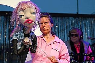 Elisa Schu/dpa | Das Musical von Prinzensänger Tobias Künzel wird von zwei Schauspielern, vier Puppenspielern und einer Live-Band aufgeführt. 