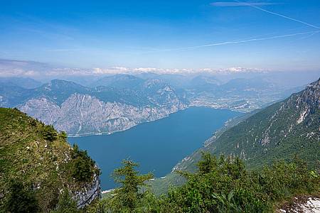 Daniel Reinhardt/dpa | Der Gardasee ist ein beliebtes Urlaubsziel der Deutschen. (Symbolbild)