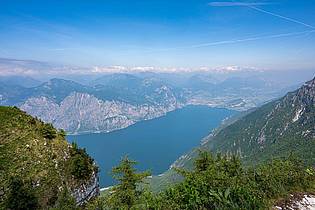 Daniel Reinhardt/dpa | Der Gardasee ist ein beliebtes Urlaubsziel der Deutschen. (Symbolbild)