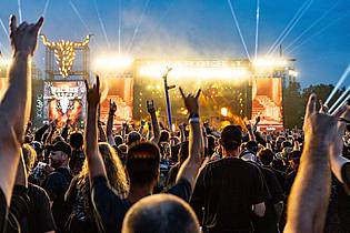 Axel Heimken/dpa/dpa-tmn | Gemeinsam die liebsten Bands feiern - so machen Festivals Spaß. Bei kleineren Gesundheitsproblemen hilft eine gut ausgestattete Festival-Apotheke. 