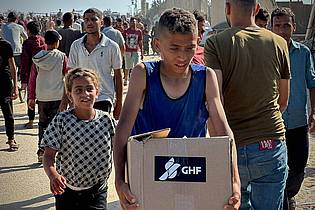 Moaz Abu Taha/APA Images via ZUMA Press Wire/dpa | Erst vor rund zwei Wochen hatte Israel die Blockade der Hilfslieferungen in den Gazastreifen gelockert - die Verteilung übernahm die Stiftung GHF. (Archivbild)