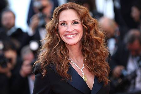 Vianney Le Caer/Invision via AP/dpa | Mit «Pretty Woman» wurde Julia Roberts vor 35 Jahren zum Weltstar. Die Lacher in dem Film sind sicher gesetzt, etwa wenn Roberts als Vivian beim Dinner die Schnecken «schlüpfrige kleine Scheißerchen» nennt.(Archivbild)