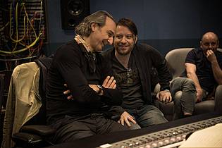Lara Cornell/Universal Pictures/Amblin Entertainment/dpa | Alexandre Desplat und Regisseur Gareth Edwards bei der Arbeit.
