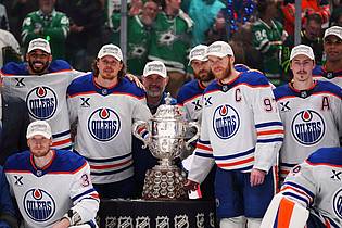 Julio Cortez/AP/dpa | Leon Draisaitl posiert hinter Kapitän Connor McDavid mit dem Pokal für den Sieger der Western Conference.