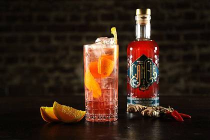 Cocktailkunst GmbH/dpa-tmn | Würzig, aber mit leichtem Schuss: Ein «Camel?s Neck» erinnert mit seinen Aromen von Granatapfel, Safran, Ingwer und Chili an eine orientalische Nacht.