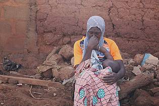Usman Salihu Mokwa/AP/dpa | Eine Frau in der nigerianischen Stadt Mokwa, in der ein Unwetter schwere Zerstörungen angerichtet hat.